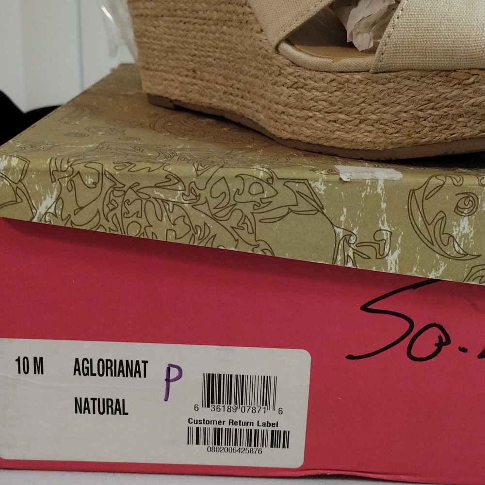 Woman wedge sandals size 10 M natural color by American Rage
